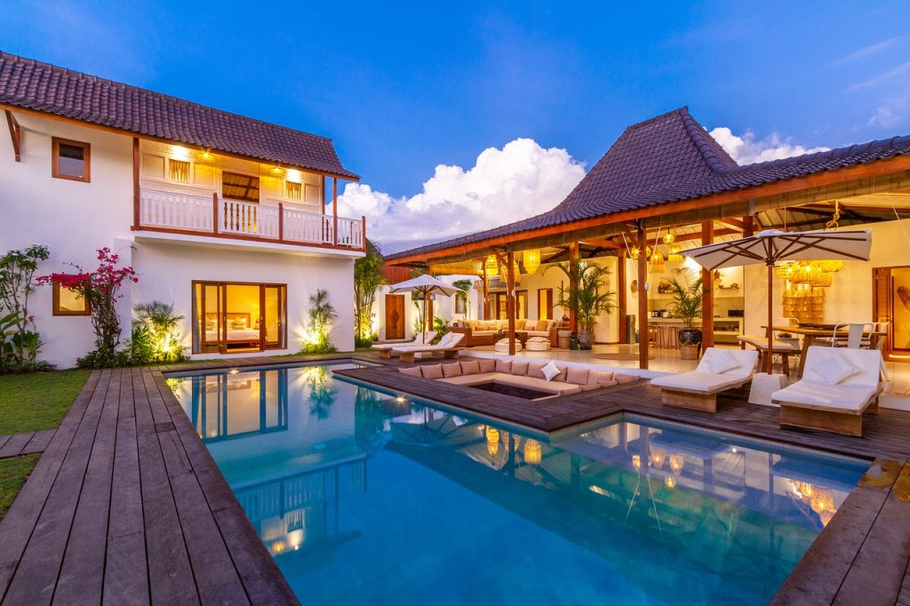 Real Estate Luxury Villa Vacation  - thibaultjugain / Pixabay